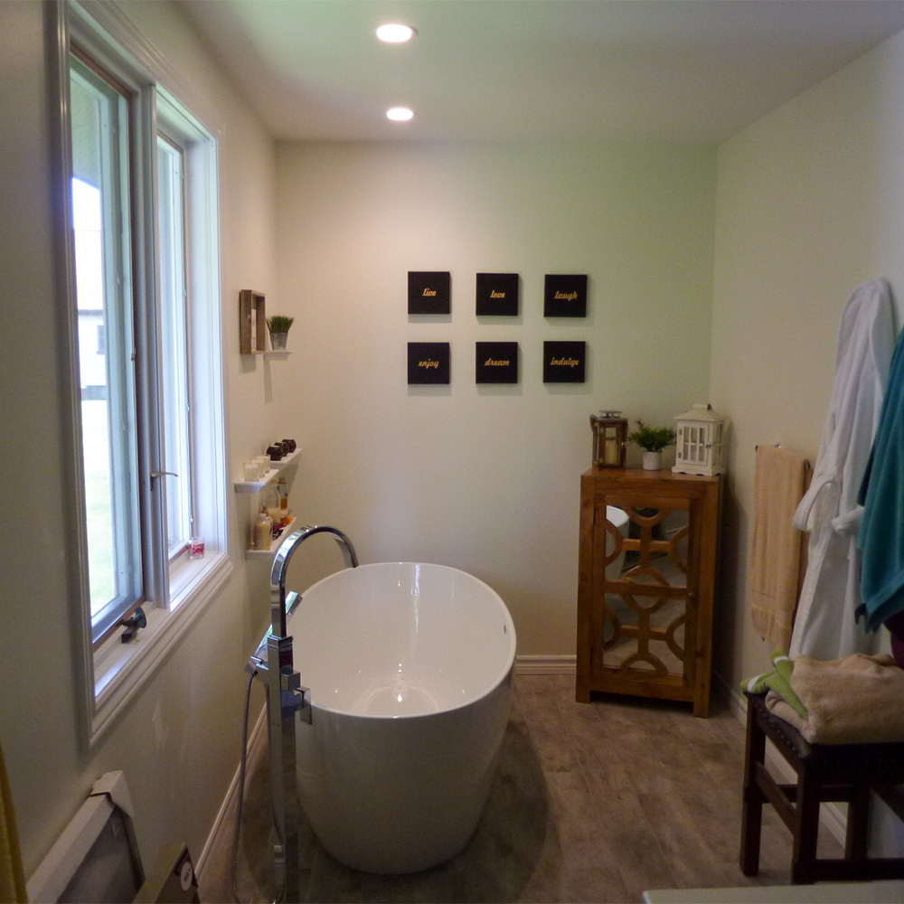 Luxurious freestanding bathtub with filler