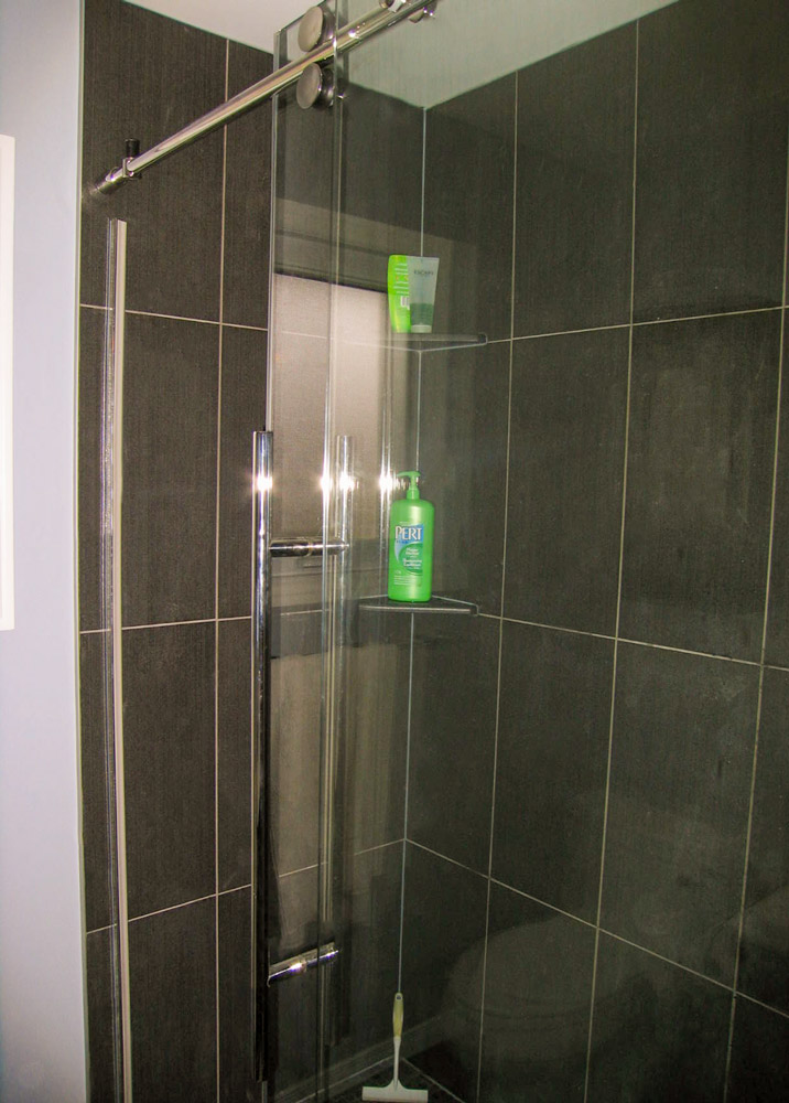 Quartz corner shampoo shelves