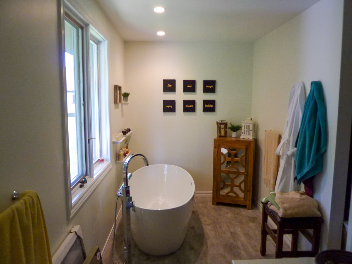 Fleurco Voce Freestanding Tub with American Standard Tub Filler