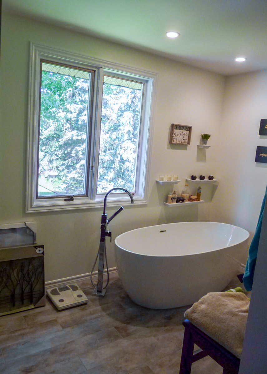 Fleurco Voce Freestanding Tub with American Standard Tub Filler
